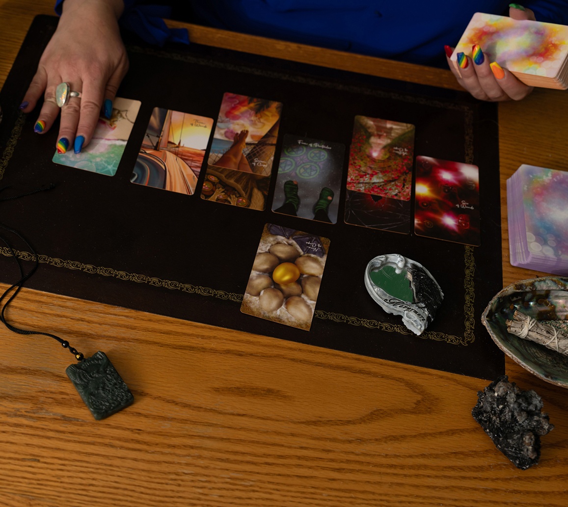 Raven reading tarot