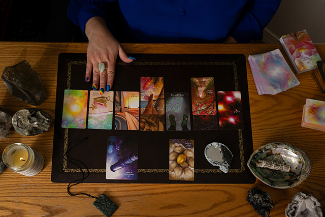 Raven reading tarot.