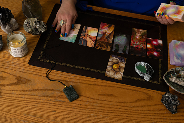 Raven reading tarot
